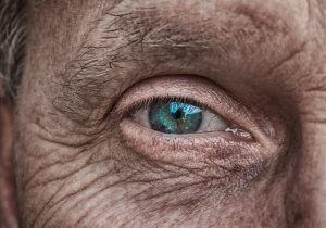 occhio azzurro di anziano